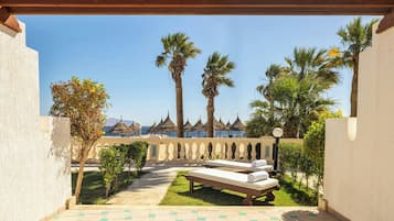 Suite Junior, 1 chambre, balcon, vue mer (Sitting Area, Red Sea View) | Surmatelas, minibar, coffres-forts dans les chambres, bureau