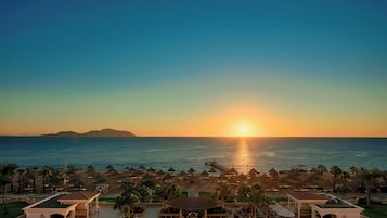 4 piscinas al aire libre, sombrillas, sillones reclinables de piscina