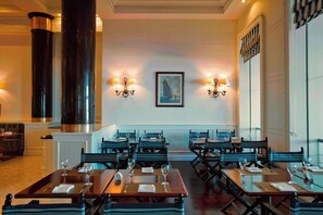3 restaurants, serveren ontbijt, lokale en internationale gerechten