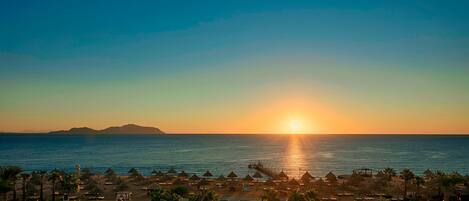 4 outdoor pools, open 7:00 AM to 6:00 PM, pool umbrellas, pool loungers