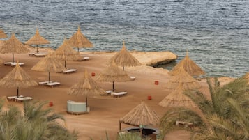 Playa privada, snorkel y bar en la playa