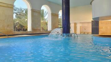 4 piscinas al aire libre, sombrillas, sillones reclinables de piscina