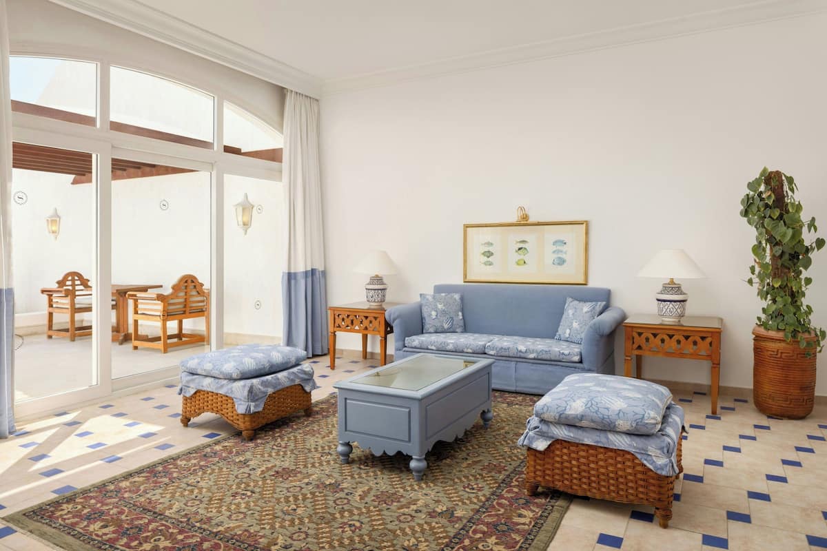 Suite Junior, balcon, vue mer (High Floor, Diplomatic) | Salle de séjour | Télévision LCD de 40 pouces avec chaînes par satellite, télévision