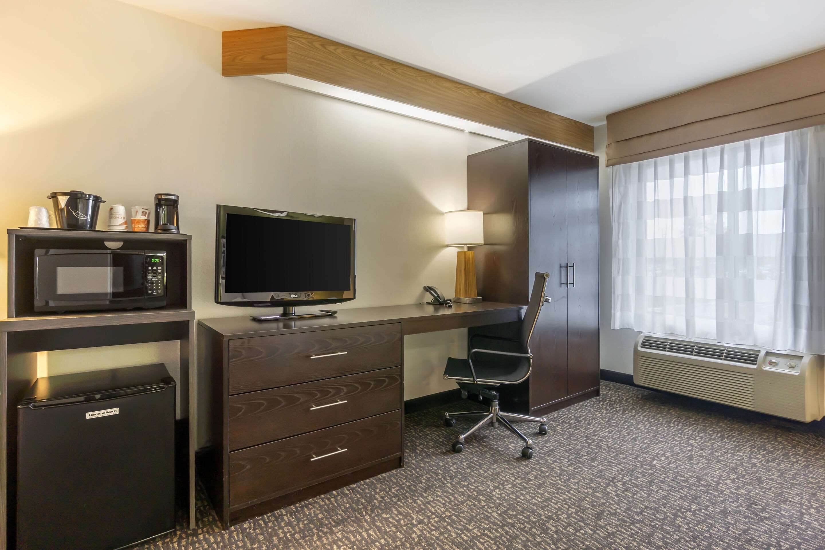 room, 1 queen bed, accessible, non smoking (bathtub) | pillow-top beds, in-room safe, desk, blackout curtains