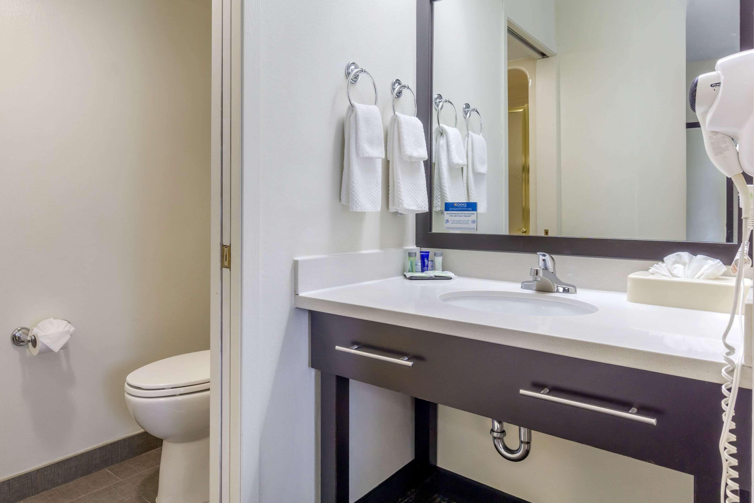 standard room, 1 queen bed, non smoking | pillow-top beds, in-room safe, desk, blackout curtains