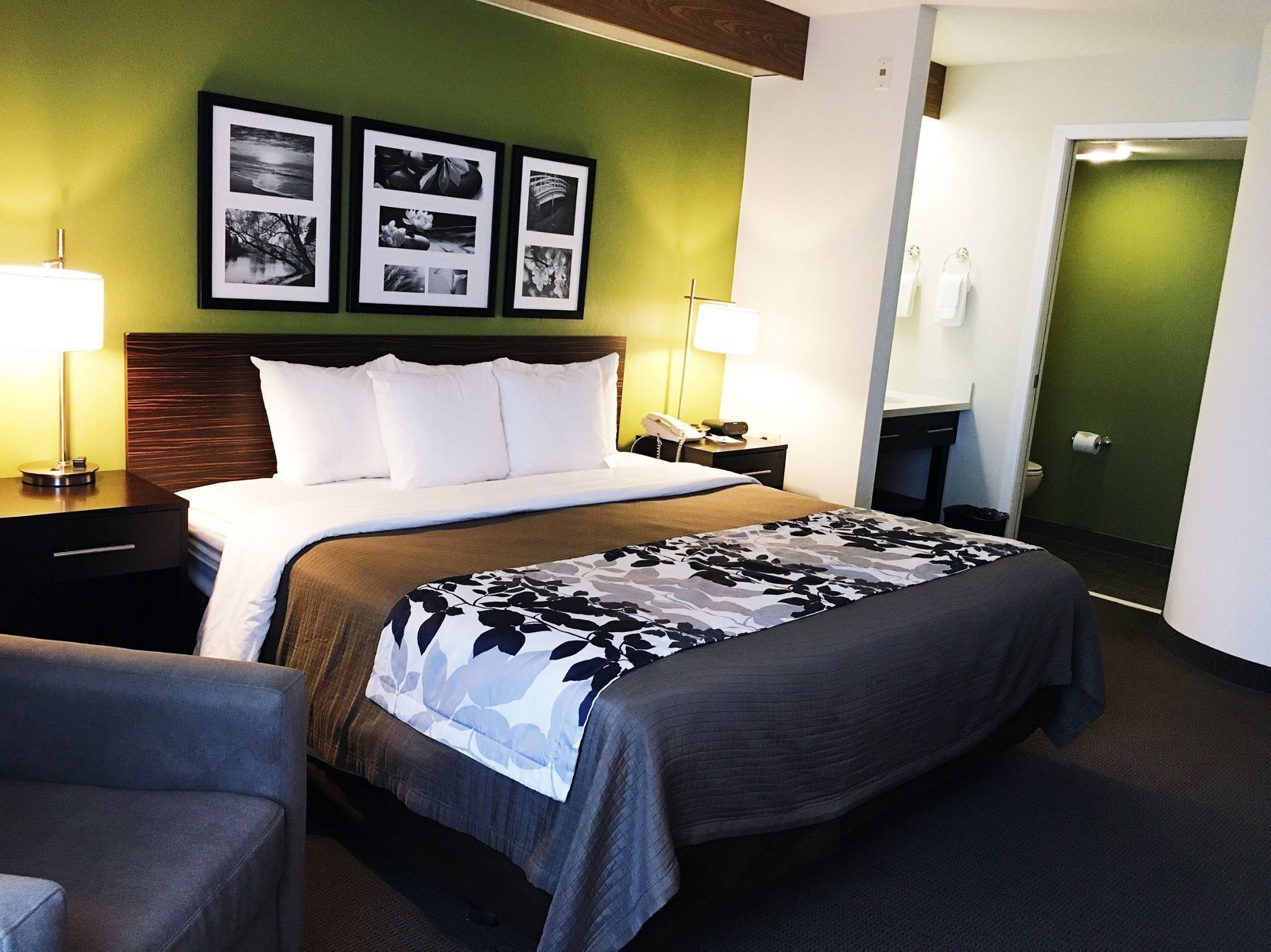 Pillowtop beds, in-room safe, desk, blackout drapes