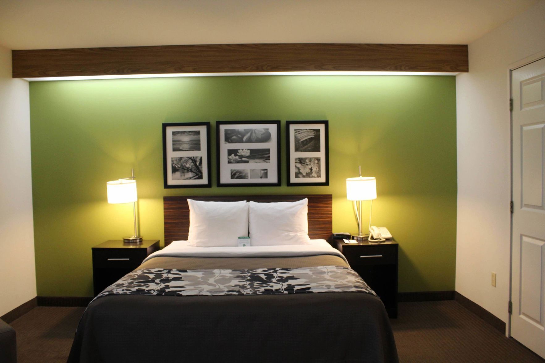 Pillowtop beds, in-room safe, desk, blackout drapes