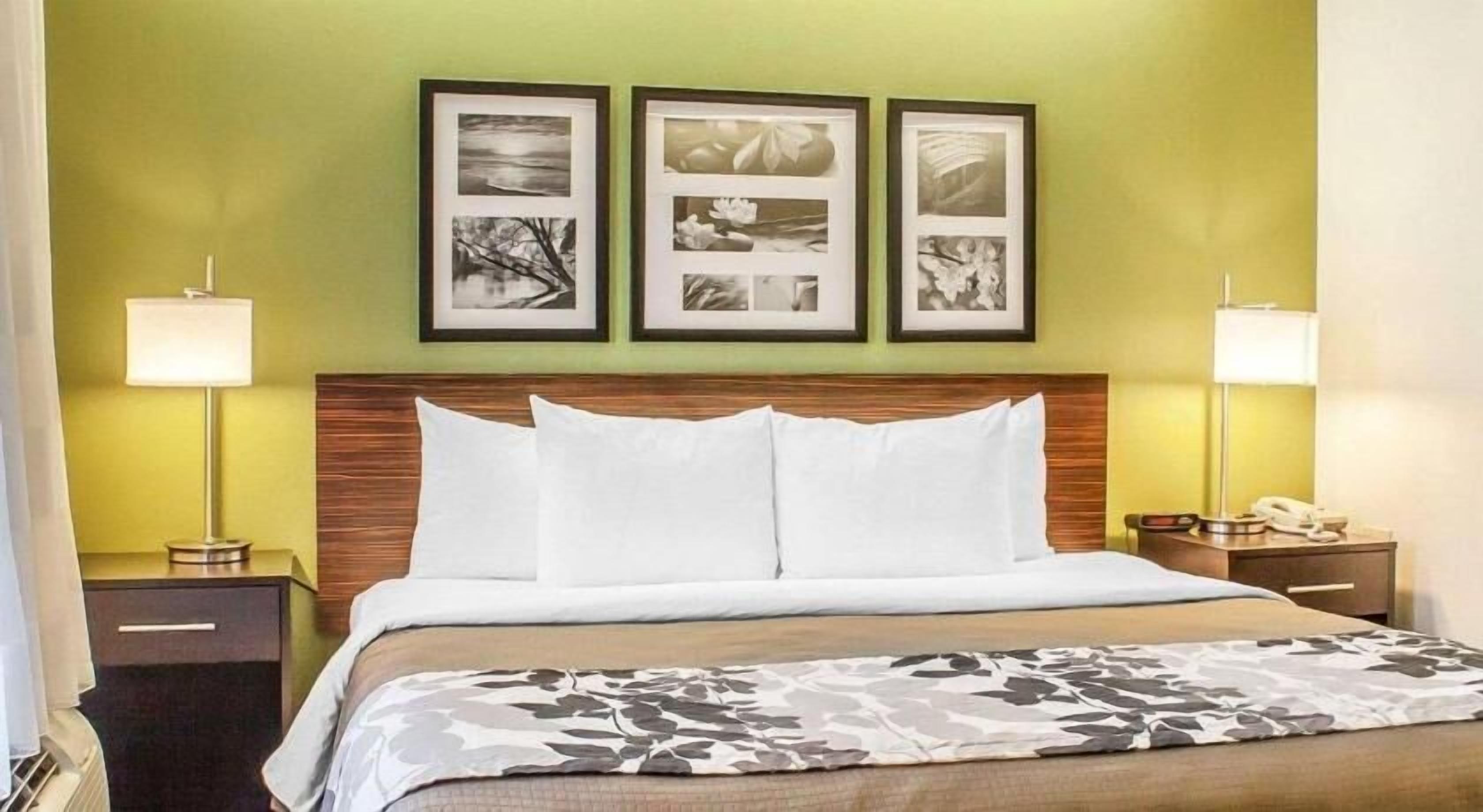 Pillowtop beds, in-room safe, desk, blackout drapes