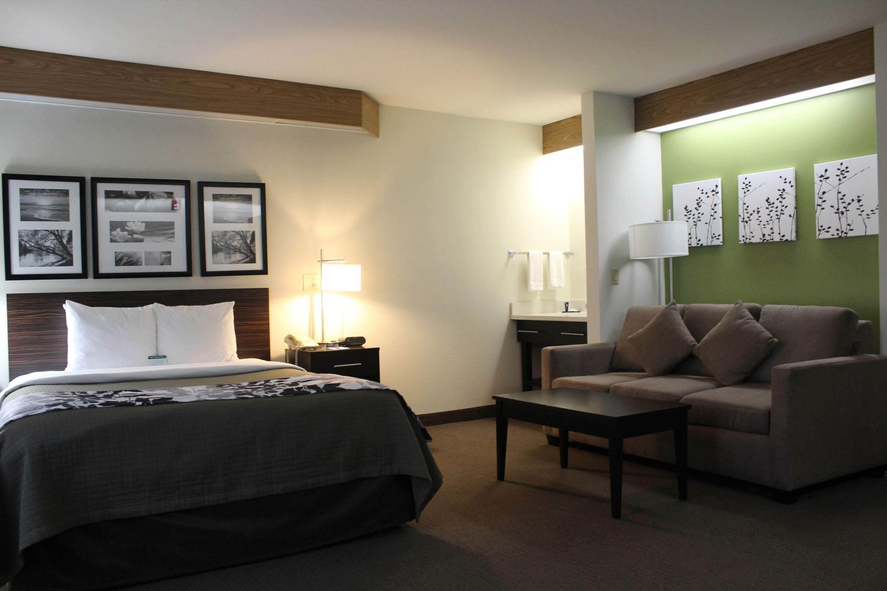 Pillowtop beds, in-room safe, desk, blackout drapes