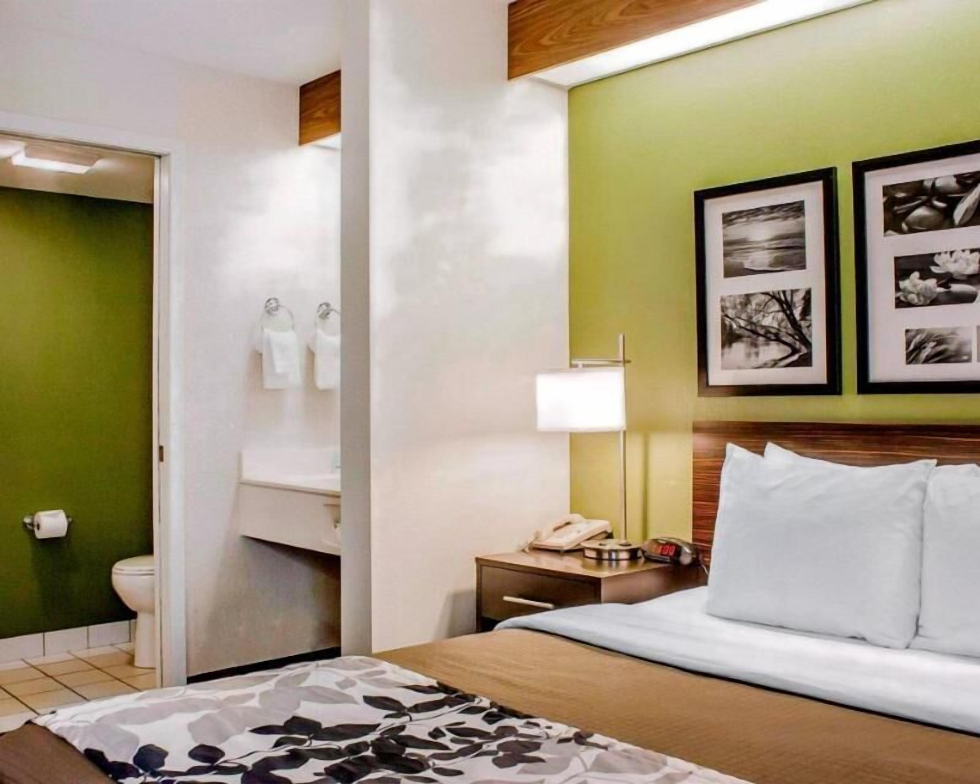 Pillowtop beds, in-room safe, desk, blackout drapes