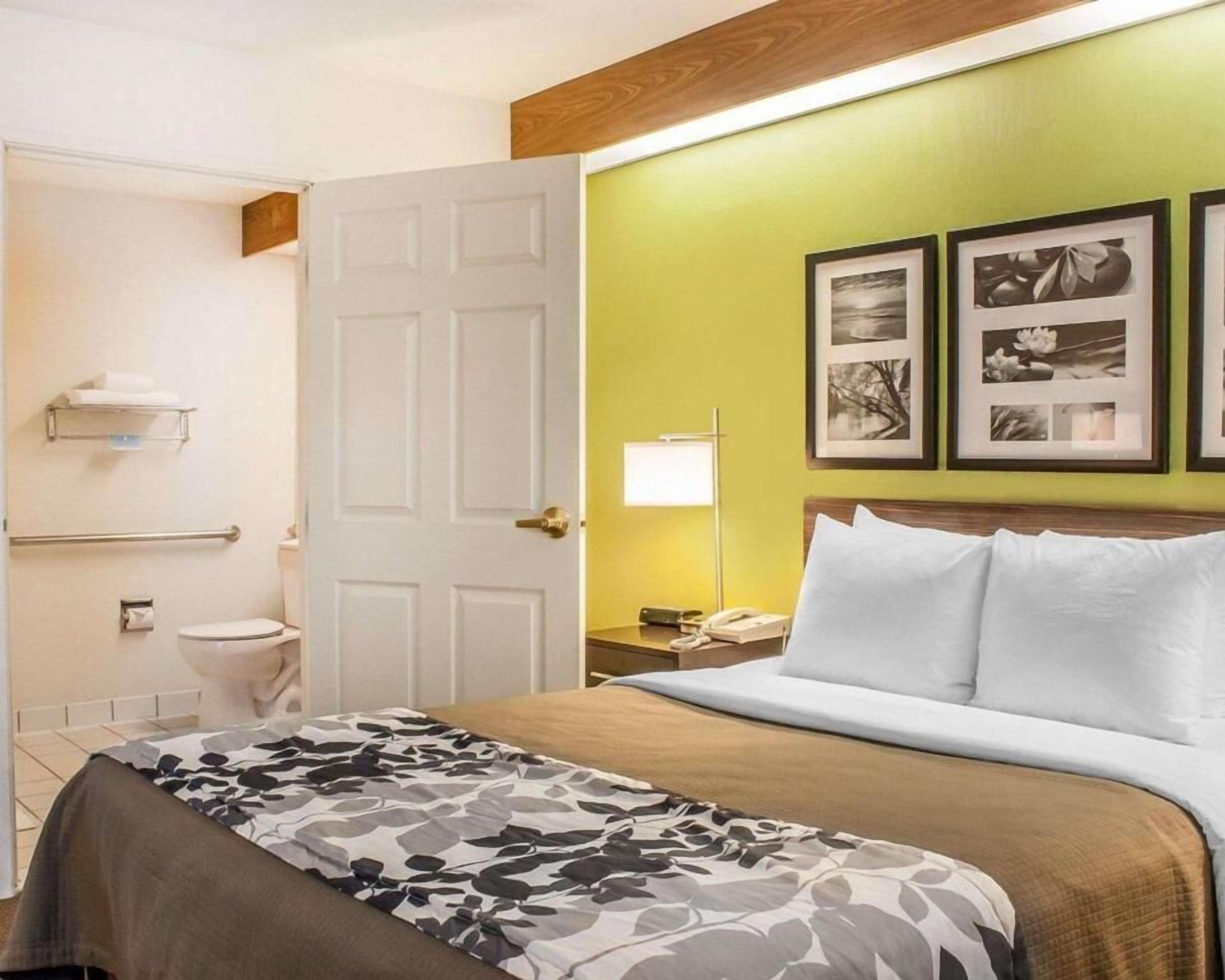 Pillowtop beds, in-room safe, desk, blackout drapes