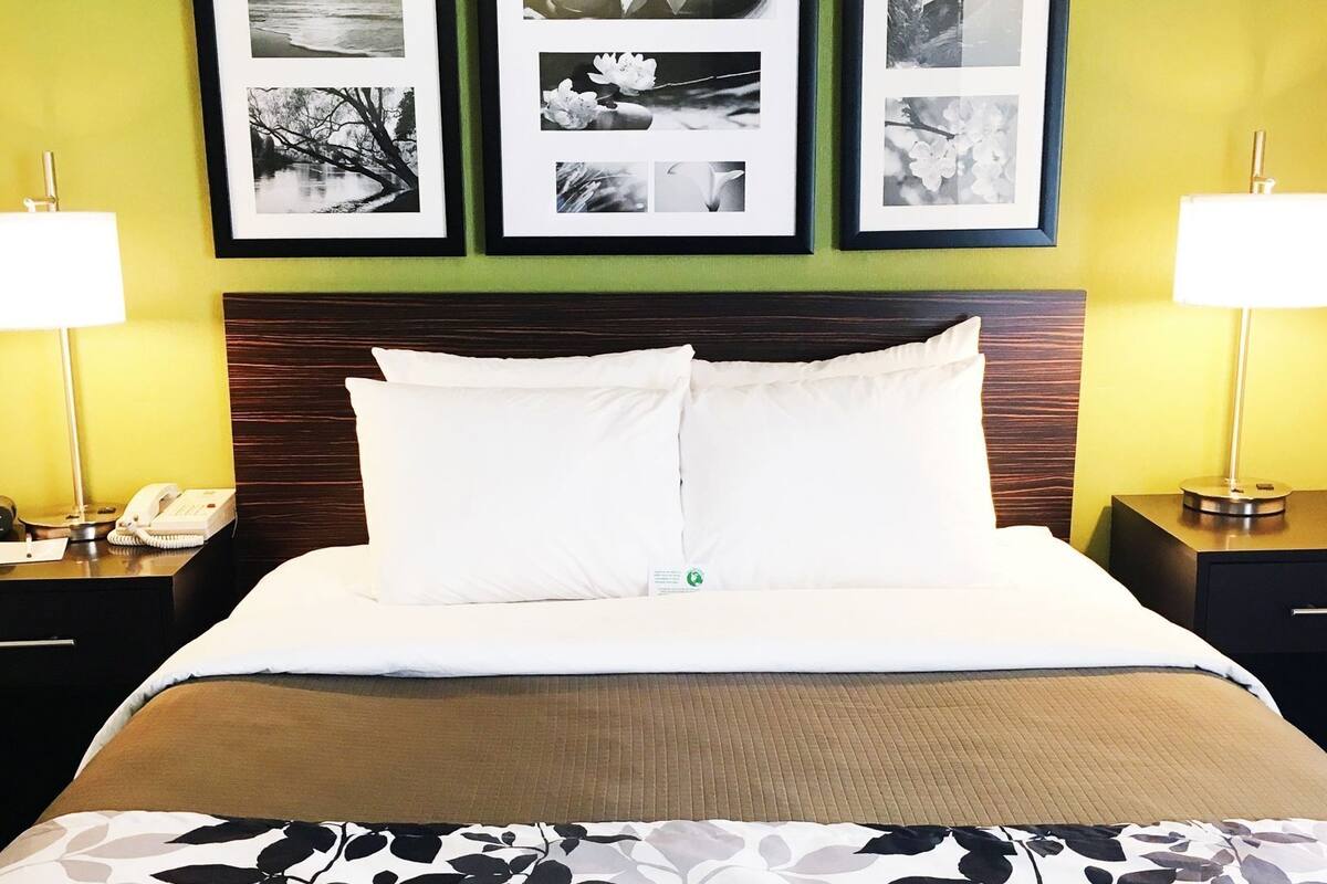 Pillowtop beds, in-room safe, desk, blackout drapes