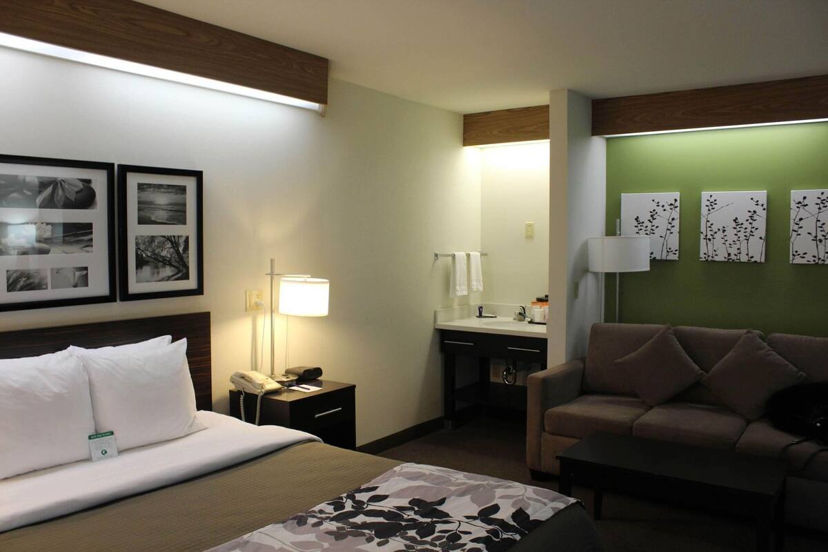Pillowtop beds, in-room safe, desk, blackout drapes