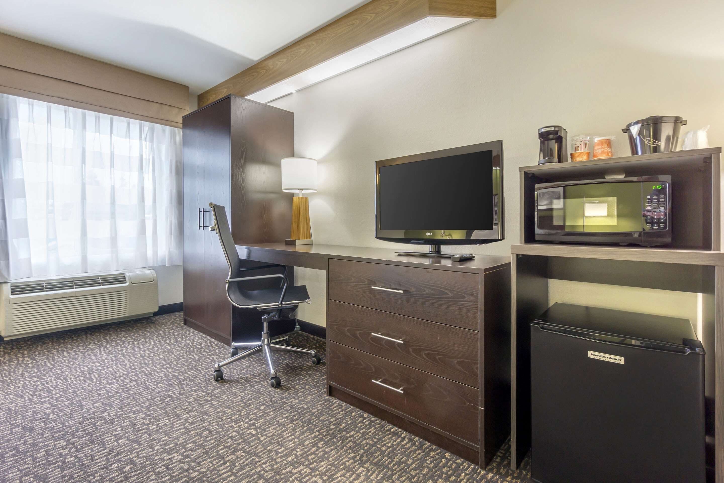 room, 1 queen bed, accessible, non smoking (efficiency) | pillow-top beds, in-room safe, desk, blackout curtains