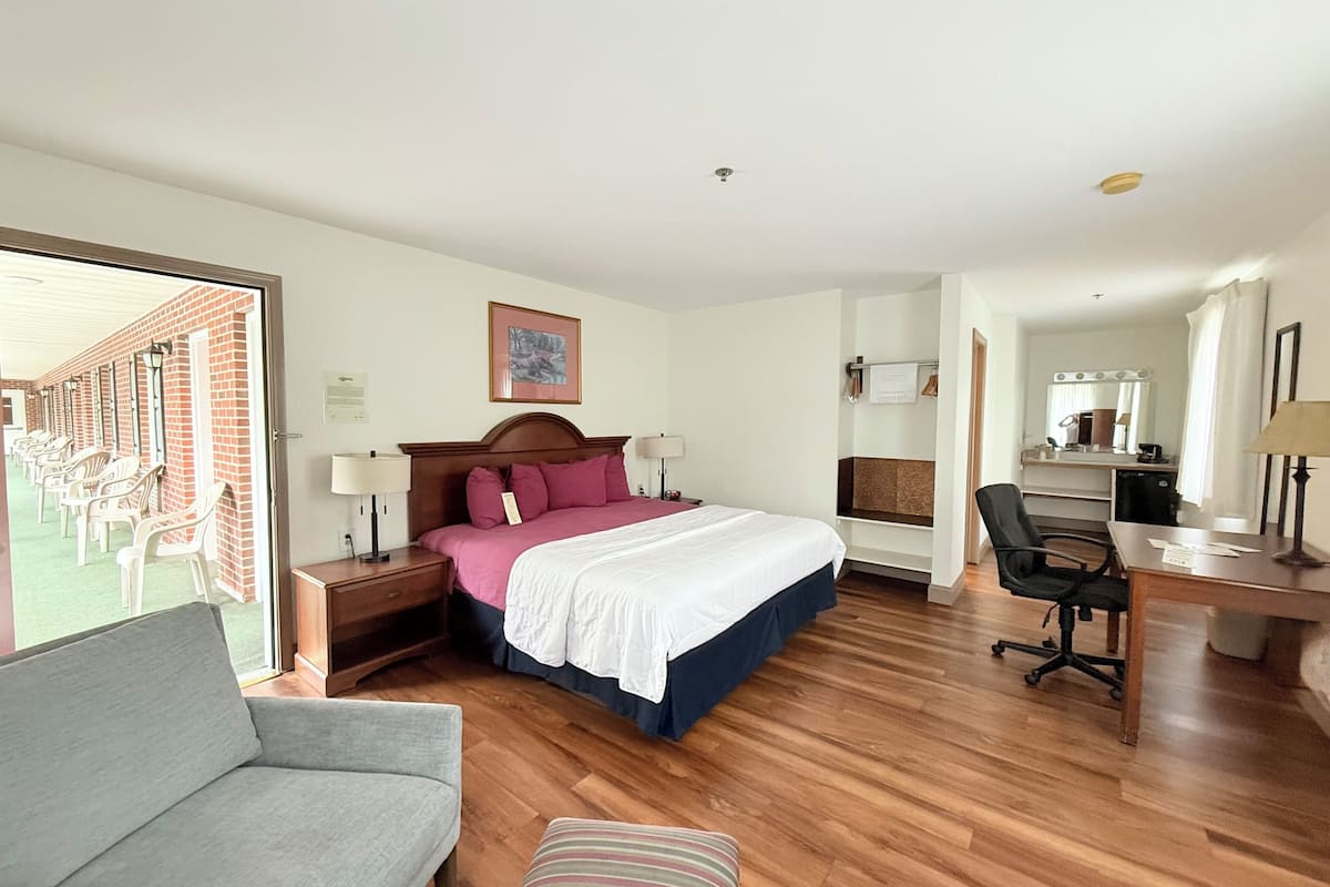 Quarto, 1 cama King, para não fumantes (Pet Friendly) | 1 quarto, cofres nos quartos, individualmente decorados