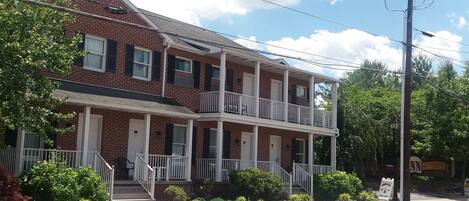 Vista frontal de la propiedad