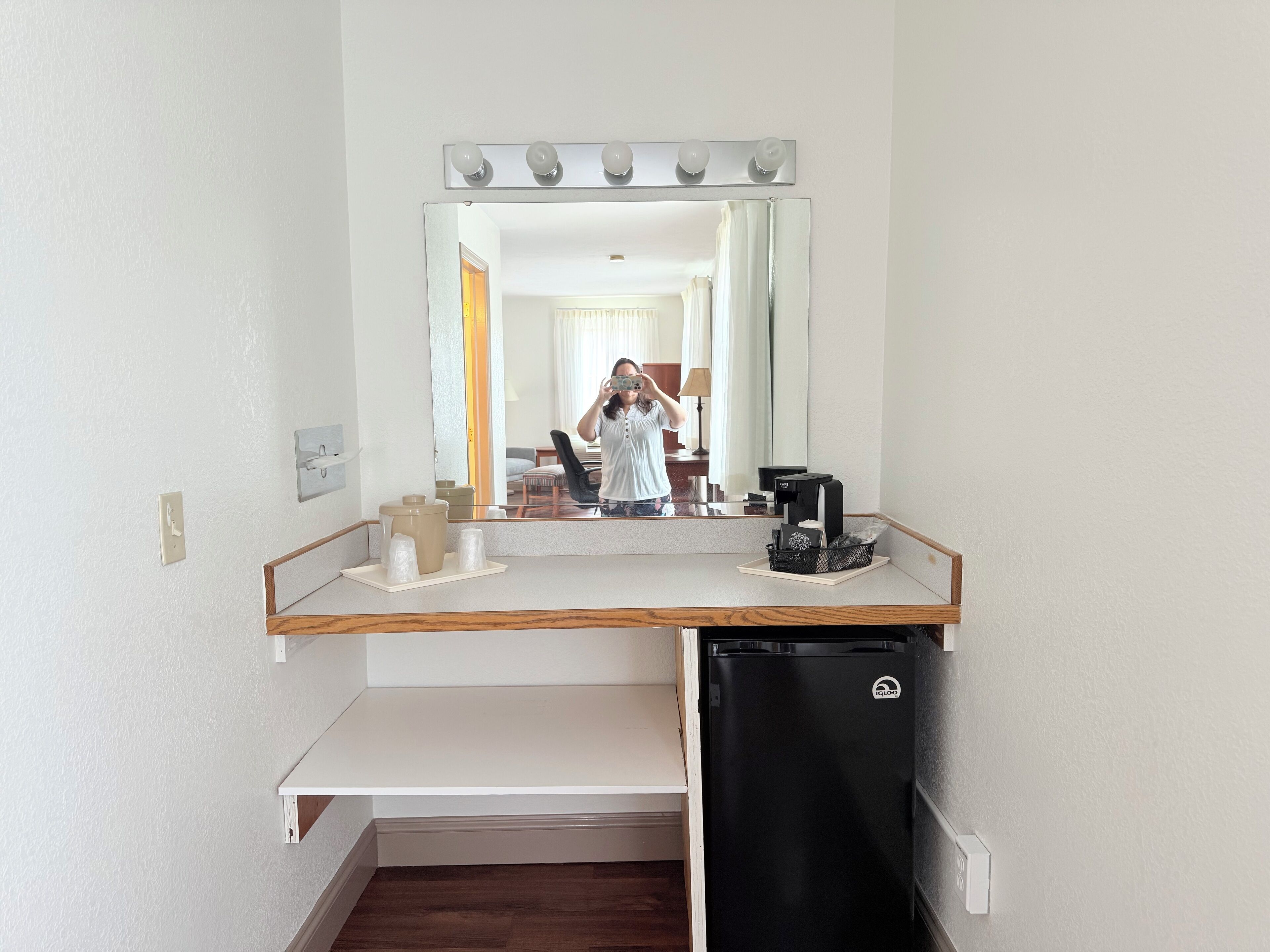 room, 1 king bed, non smoking (pet friendly) | 1 bedroom, in-room safe, individually decorated, individually furnished