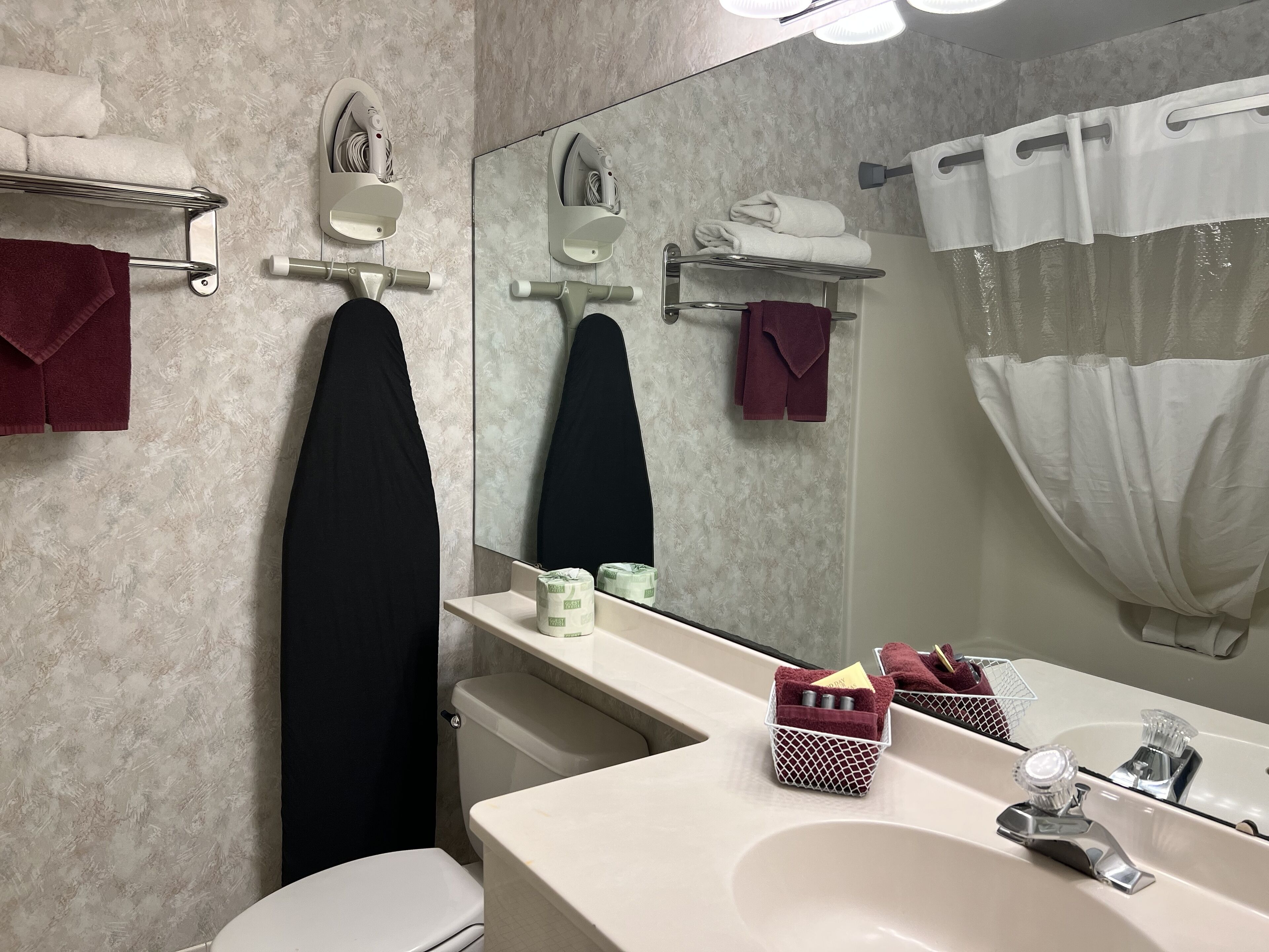 combined shower/bathtub, free toiletries, towels