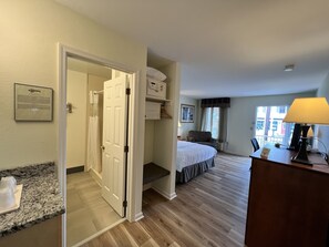 Rum - 1 queensize-säng med bäddsoffa - icke-rökare (Veranda No Pets) | Värdeförvaringsskåp på rummet, individuell inredning och unika möbler