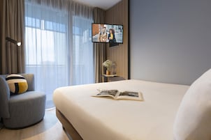 Cubrecamas, caja de seguridad en la habitaciĂłn y escritorio