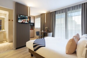 Estudio Deluxe, balcón | Edredón, caja de seguridad en la habitación y escritorio 