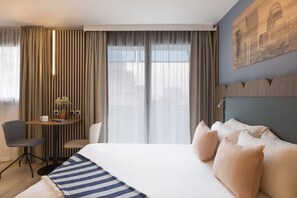 Studio Deluxe, balcon | Couette en duvet d'oie, coffres-forts dans les chambres, bureau