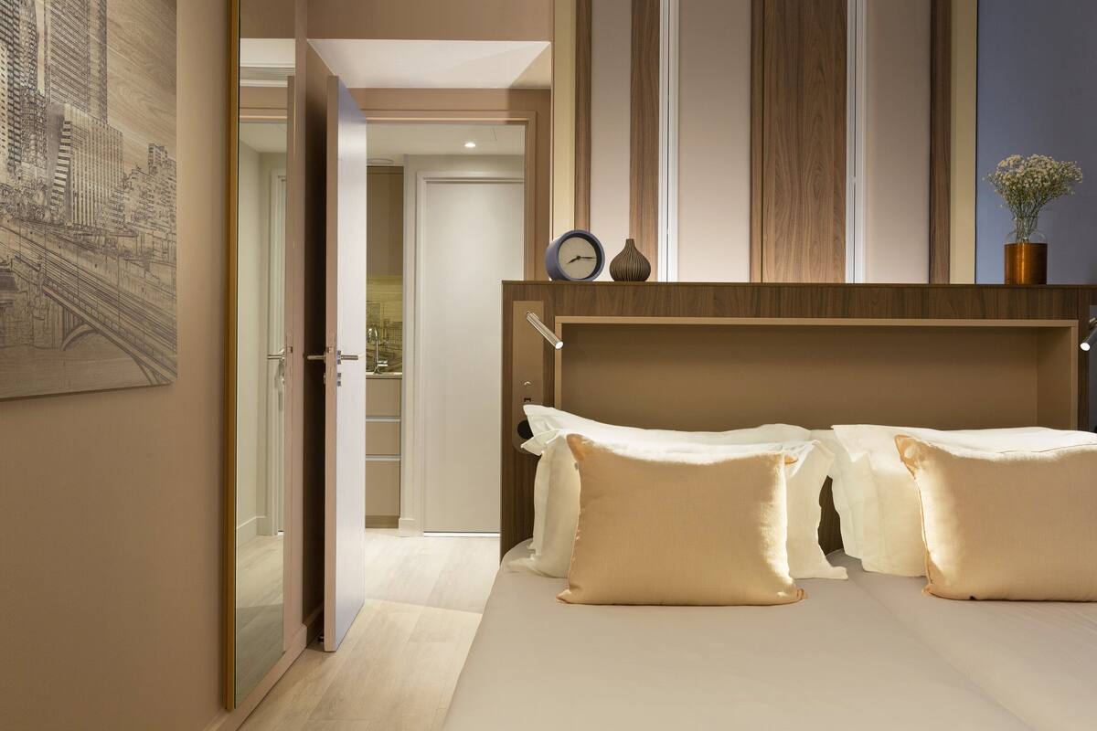 Studio + 1-Bedroom Apartment Deluxe Connected | 羽絨被、房內夾萬、書桌、手提電腦工作空間