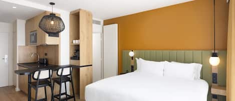 Cofres nos quartos, escrivaninha, cortinas blackout