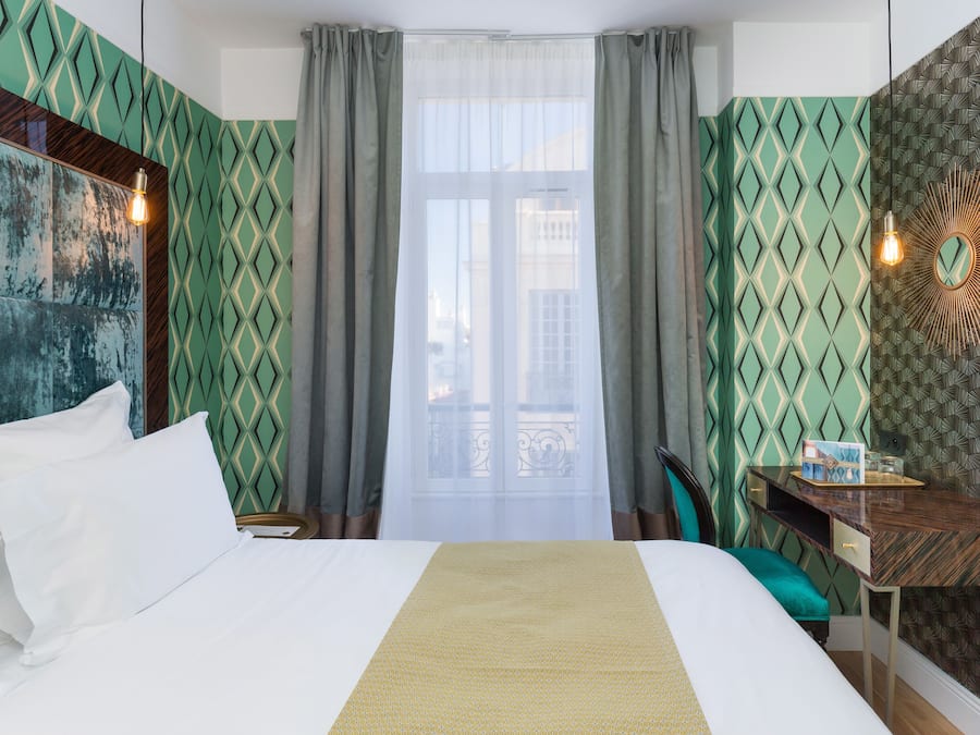 Caja de seguridad en la habitación y cortinas blackout