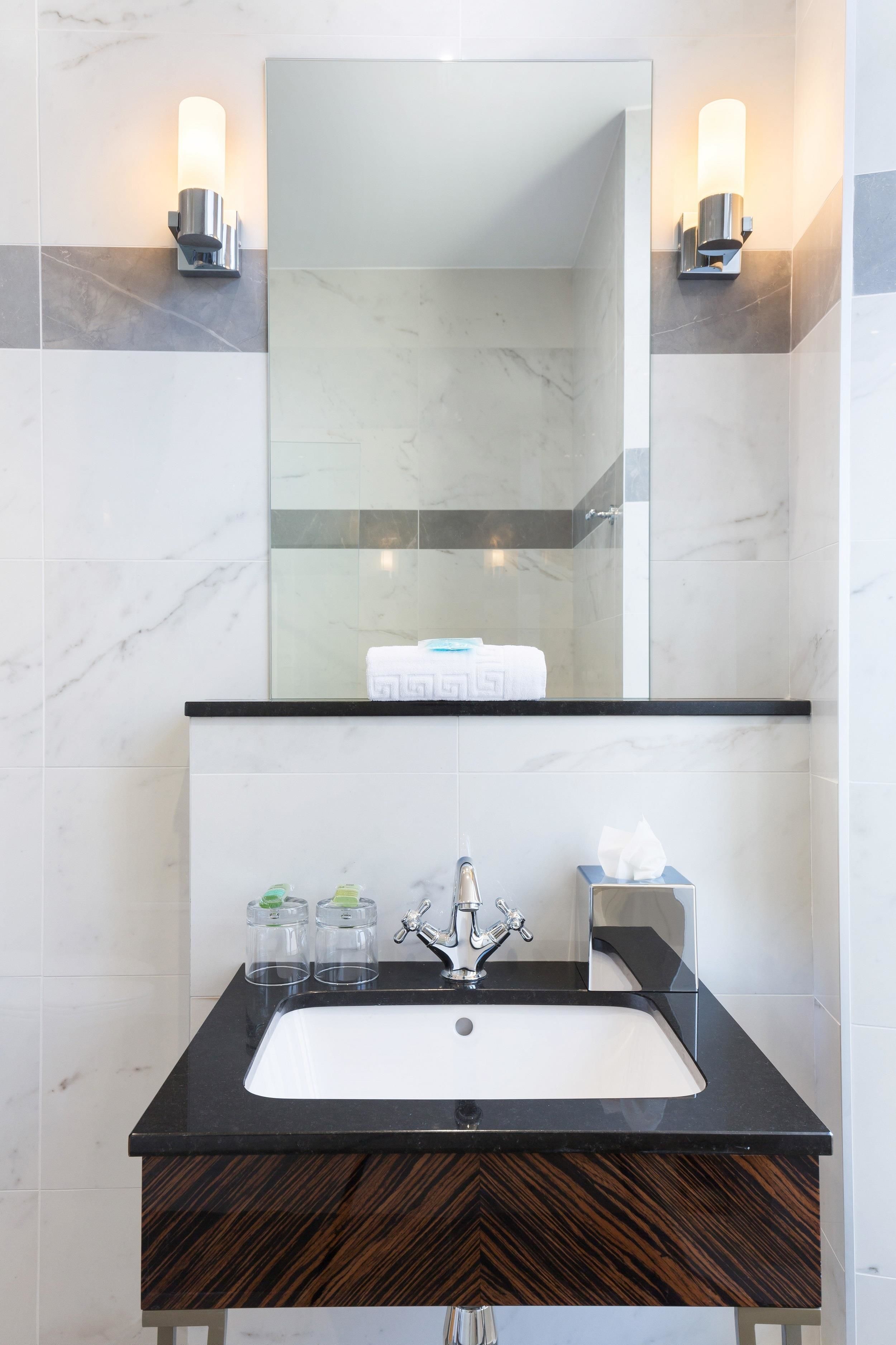 Ensemble douche/baignoire, articles de toilette gratuits, sèche-cheveux