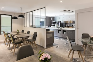 Desayuno buffet todos los días (EUR 15 por persona)