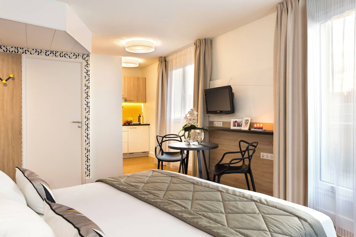 Studio, Balcony (Eiffel Tower View) | Premium bedding, in-room safe, desk, blackout drapes