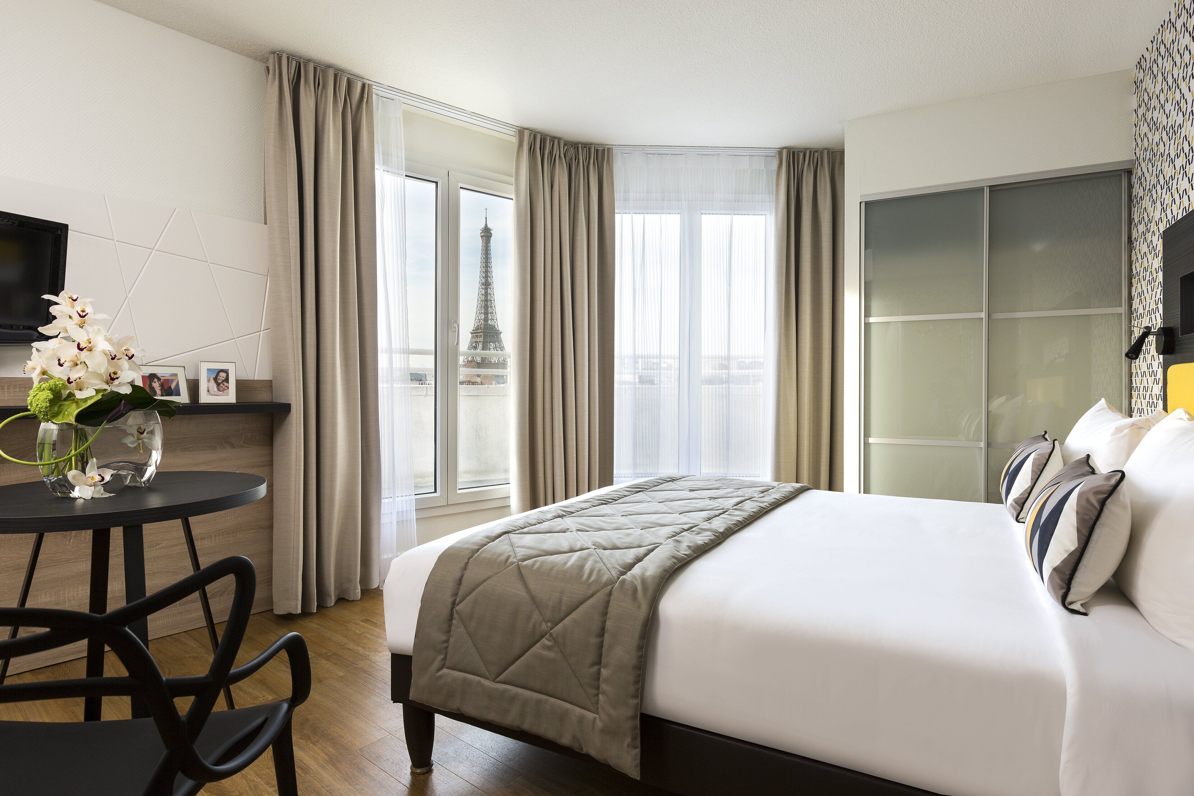 Studio - balkong (Eiffel Tower View) | Sängtillbehör av högsta kvalitet och värdeförvaringsskåp på rummet