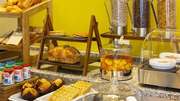 Petit déjeuner buffet servi tous les jours en supplément