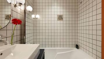 Ensemble douche/baignoire, articles de toilette gratuits, sĂšche-cheveux