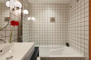 Combined shower/bathtub, free toiletries, hair dryer, towels