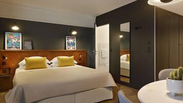 1 slaapkamer, een kluis op de kamer, een bureau