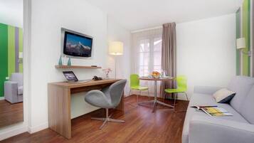 1 habitación, caja de seguridad en la habitación y escritorio