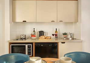 Deluxe Studio, 1 Double Bed with Sofa bed, City View (Studio Deluxe) | Private kitchen