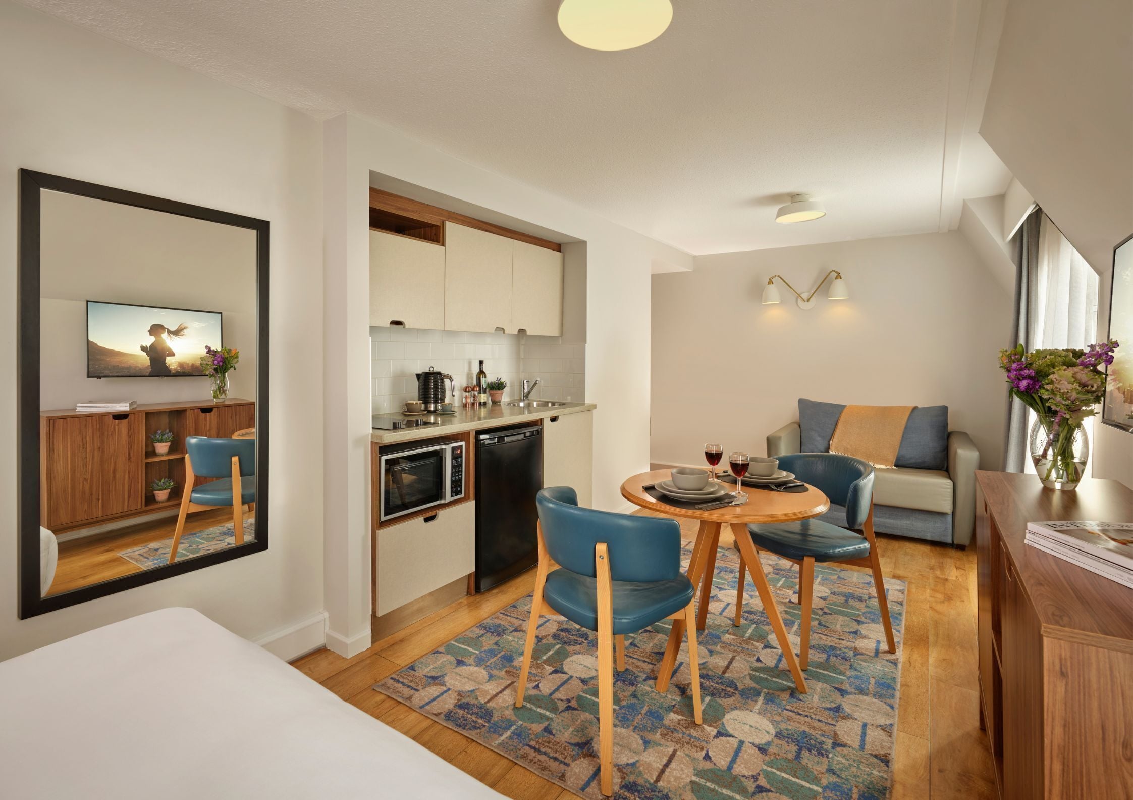 Deluxe Studio, 1 Double Bed with Sofa bed, City View (Studio Deluxe) | Living area | Flat-screen TV