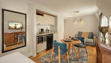 Deluxe Studio, 1 Double Bed with Sofa bed, City View (Studio Deluxe) | Living area | Flat-screen TV