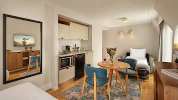 Deluxe Studio, 1 Double Bed with Sofa bed, City View (Studio Deluxe) | Living area | Flat-screen TV