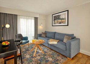 Leilighet – deluxe, 1 kingsize-seng med sovesofa (1-Bedroom Apartment) | Oppholdsområde | Flatskjerm-TV