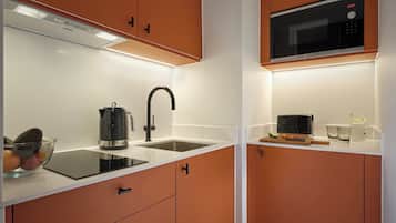 Standard Room, 1 Double Bed | Private kitchen | Fridge, microwave, stovetop, coffee/tea maker