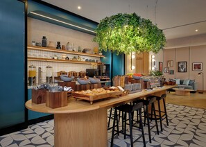 Se ofrece un desayuno para llevar todos los días (15 GBP por persona)