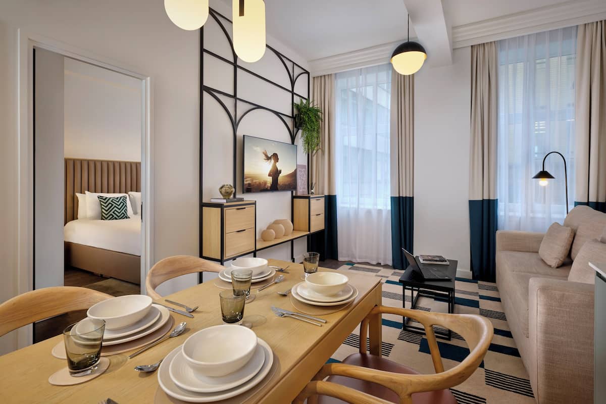 行政公寓, 1 張標準雙人床及 1 張梳化床 (1-Bedroom Apartment Executive) | 客廳 | 21 吋LCD 電視連有線電視頻道、電視