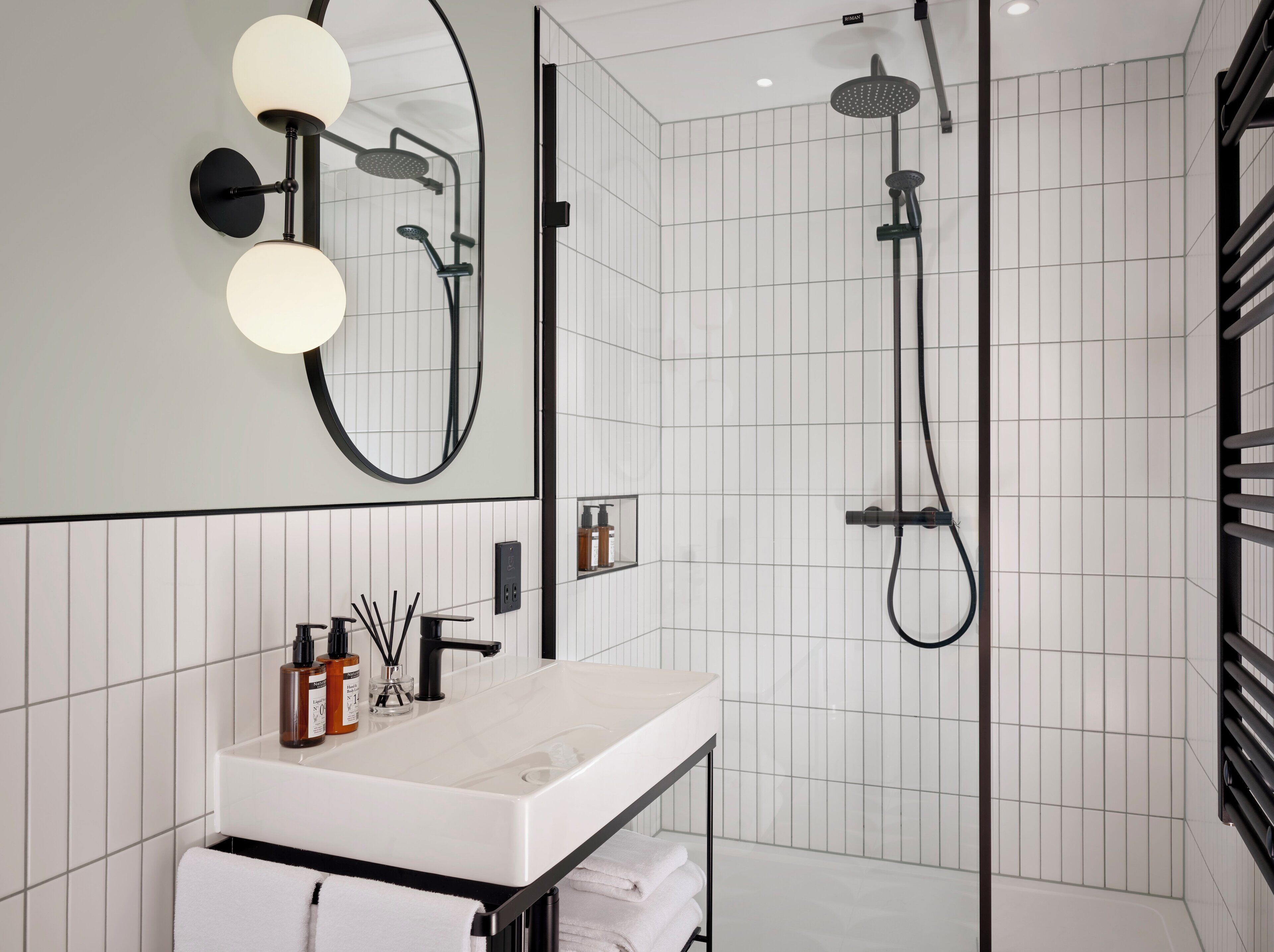 Standard Studio, 1 Double Bed (Studio Classic) | Bathroom | Shower, rainfall showerhead, free toiletries, hair dryer