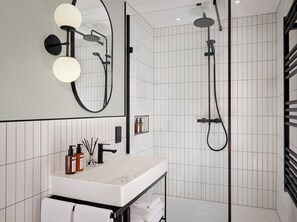 Studio Standard, 1 lit double (Studio Classic) | Salle de bain | Douche, douche cascade, articles de toilette (gratuits)