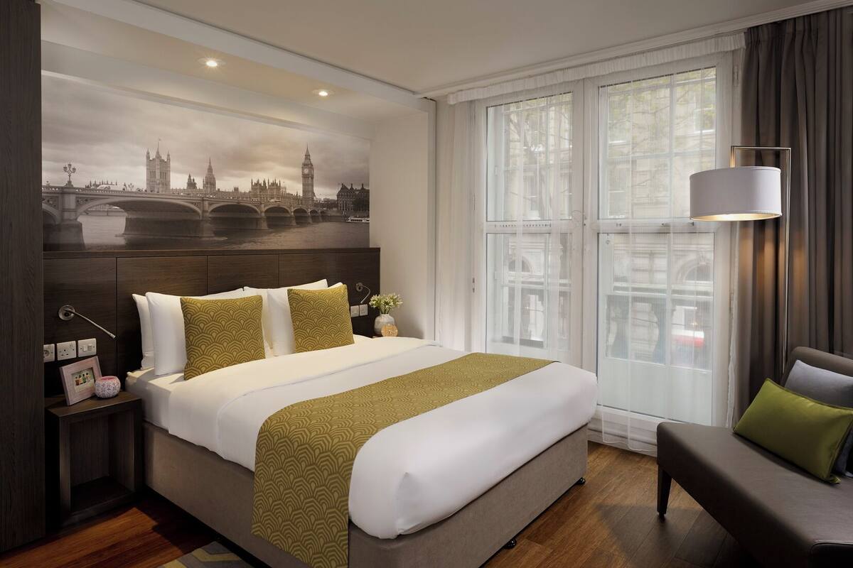 Egyptian cotton sheets, premium bedding, in-room safe, desk