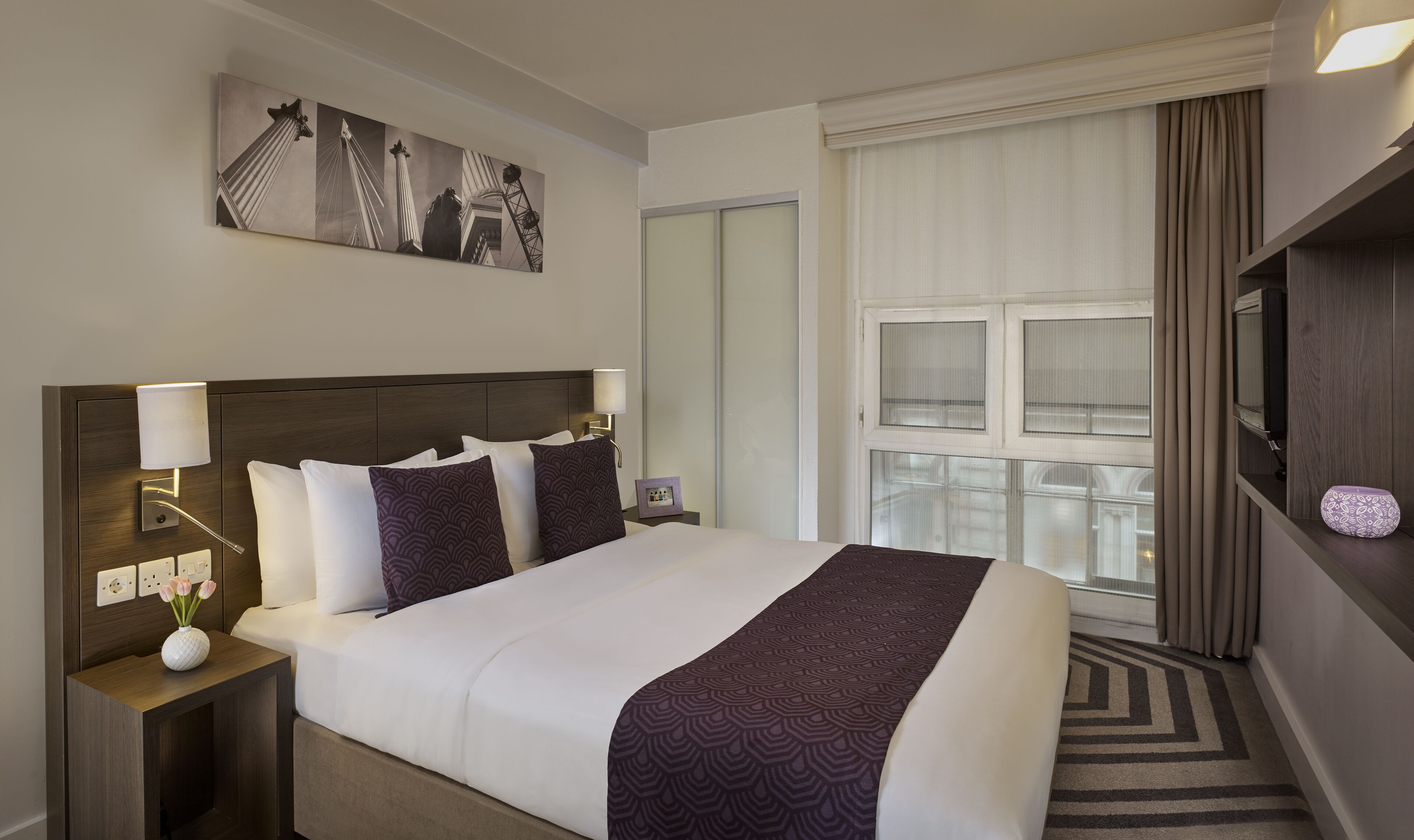 Egyptian cotton sheets, premium bedding, in-room safe, desk